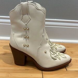 MIA WESTERN BOOTS SIZE 11 embroidered